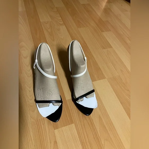 Nine West Black and Cream Women's Strappy High Heel Sandals Size 7.5 - Picture 7 of 8